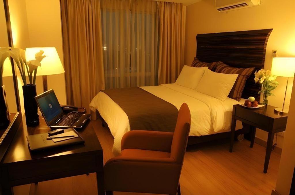 Lancaster Hotel Manila Mandaluyong Extérieur photo
