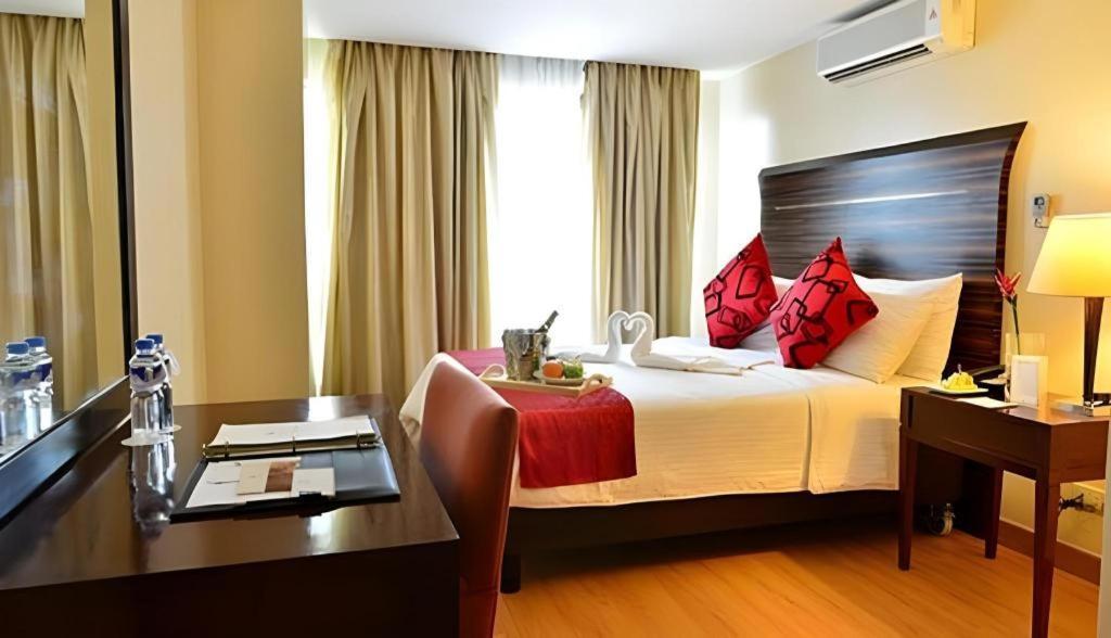 Lancaster Hotel Manila Mandaluyong Extérieur photo